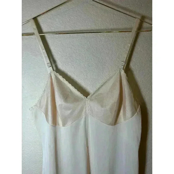 Vanity Fair Vintage full slip size 34L nylon with lace trim - Picture 9 of 12
